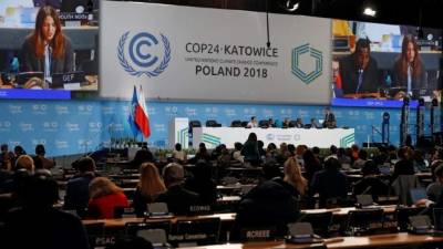 8. Proponen frenar la subida de la temperatura.Limitar la subida de temperaturas a 1.5 grados requeriría “cambios sin precedentes” a nivel social y global, alerta el nuevo informe presentado en octubre por el Grupo Intergubernamental de Expertos en Cambio Climático (IPCC, por sus siglas en inglés).El informe, presentado en Incheon (Corea del Sur), examina vías para limitar el calentamiento hasta 1.5 en vez de 2 grados, tal y como se estableció en el Acuerdo del Clima de París, y advierte de que los efectos para ecosistemas y la vida en el planeta serán mucho menos catastróficos si se logra mantener esta barrera más ambiciosa.El texto dice que limitar el “calentamiento global a 1.5 ºC”, barrera que se cree que se superará entre 2030 y 2052 a este ritmo, “requeriría cambios rápidos, de amplio alcance y sin precedentes en todos los aspectos de la sociedad”, desde consumo de energía a planificación urbana y terrestre y muchos más recortes de emisiones.Las emisiones de gases contaminantes de origen humano ya han elevado la temperatura media del planeta en torno a 1 grado con respecto a antes de la revolución industrial en el siglo XIX y han transformado la vida en el planeta, según recordó el presidente del IPCC, Hoesung Lee, en la presentación del informe.Superar el límite de 1.5 grados depararía un mayor incremento del calor extremo, las lluvias torrenciales y la probabilidad de sequías, algo que tendrá un efecto directo sobre la producción de alimentos, sobre todo en zonas sensibles como el Mediterráneo o Latinoamérica.También afectará a la salud, suministros de agua y crecimiento económico, con un impacto especialmente negativo sobre las poblaciones más pobres y vulnerables del planeta, dice el texto, que cuenta con 6,000 referencias científicas y viene firmado por 91 expertos de 40 países.En diciembre, la comunidad internacional en la 24 conferencia de la ONU sobre el clima (COP24), celebrada en Katowice, Polonia, llegaron a un acuerdo sobre los instrumentos que se emplearán para aplicar el Acuerdo de París para frenar el calentamiento global.