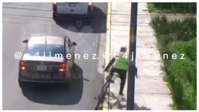 El policía llegó a bordo de una bicicleta a frustrar el asalto.