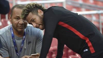 El padre de Neymar señaló estar molesto con Barcelona por la manera en que trataron el fichaje de su hijo.