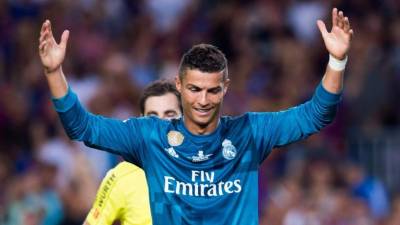 Ronaldo recibió dos tarjetas amarillas, una por quitarse la camisa y otra por fingir una falta.