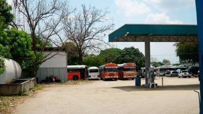 <b><span class=mln_uppercase_mln>Inseguridad.</span></b> Varios buses que viajan al sector de Santa Bárbara están parados en sus planteles.