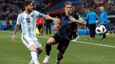 Modric ha enfrentado en diversas ocasiones a Lionel Messi, la reciente fue en el Mundial de Rusia. FOTO EFE.