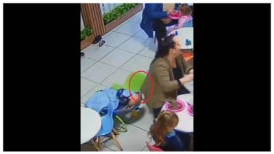 Captura del video del niño cuando quita la silla a la mujer.