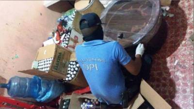 Elementos de la Dirección Policial de Investigaciones (DPI) inspeccionan el edificio.