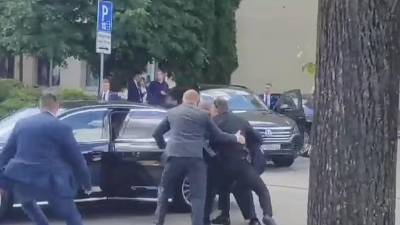 Fico resultó herido de bala en el ataque y fue trasladado en helicóptero a un hospital en la capital eslovaca.