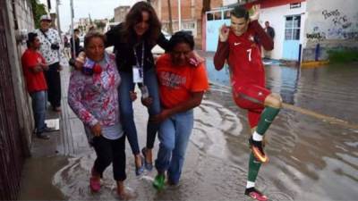 La periodista mexicana Lydia Cumming fue bautizada como #LadyReportera por ser chineada para no mojarse los zapatos en una inundación. Los memes le llueven, en este aparece Cristiano Ronaldo.