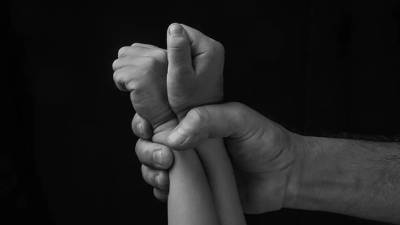 Fotografía referencial sobre violencia y abuso contra menores de edad