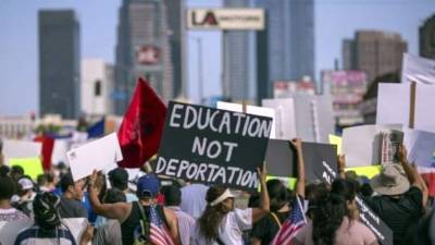 El gobernador de California anunció que los indocumentados del estado recibirán un cheque de estímulo económico para aliviar los estragos financieros causados por la pandemia de coronavirus.