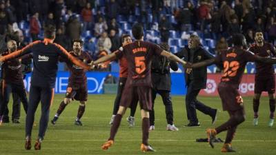 El FC Barcelona cantó el alirón con un triplete de Lionel Messi una semana después de haber ganado la Copa del Rey para sellar un doblete que supuso las lágrimas de su rival, el RC Deportivo, que certificó con la derrota (2-4) su descenso a Segunda División.
