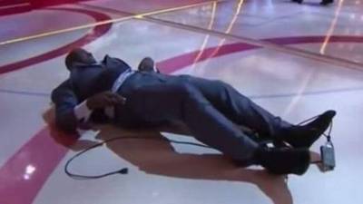 Sus compañeros en el estudio no pudieron reservar las risas.