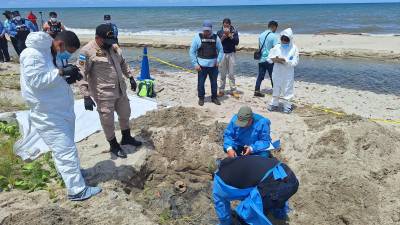Arriba los cuatro detenidos, abajo el lugar en que fue localizado el cadáver de Xavier García Arriola.