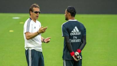 MI14. MIAMI (EE.UU.), 30/07/2018.- El jugador del Real Madrid Keylor Navas habla con el técnico Julen Lopetegui (i), durante un entrenamiento hoy, lunes 30 de julio de 2018, en el Hard Rock Stadium de Miami Garden, Florida (EE.UU.). El equipo español Real Madrid se enfrenta mañana al inglés Manchester United, durante la Copa Internacional de Campeones. EFE/Giorgio viera.