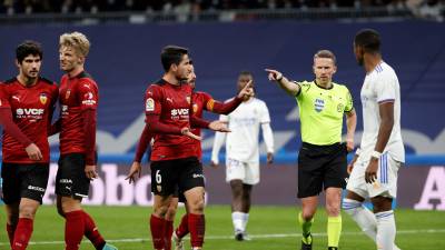 El árbitro central Hernández Hernández sancionó un polémico penal a favor del Real Madrid.
