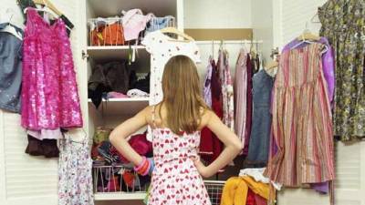 Si se cuenta con poco espacio en el armario pueden guardarse prendas y accesorios en cajas transparentes de plástico.