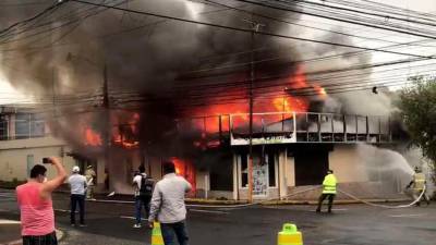 Labor. Pese a la pronta respuesta de los Bomberos, los cuatro establecimientos se quemaron.