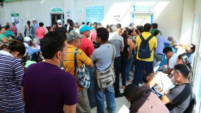 La mayoría de personas que esperaban atención sufrían fiebres y fuertes dolores. foto: jordan perdomo.