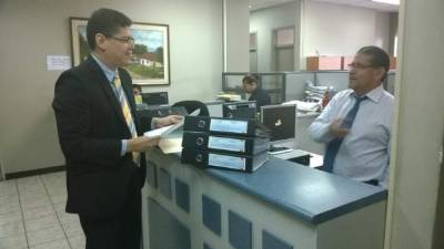 El jefe de la Unidad de Apoyo Fiscal, Roberto Ramírez Aldana, presentó tres tomos en la secretaría de la Corte Suprema de Justicia.