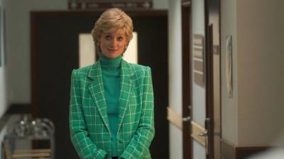 En la imagen se observa a Lady Di, interpretada por Elizabeth Debicki.