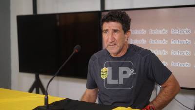 El estratega del Real España,Héctor Vargas, durante la conferencia de prensa en San Pedro Sula.