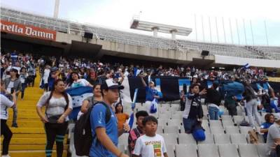 Aficionados hondureños entraron a la fuerza al estadio Olímpico de Montjuïc, pero luego fueron sacados por la seguridad.