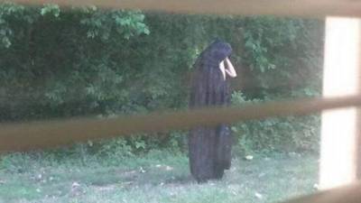 La supuesta encapuchada fue captada arrojando trozos de carne en un barrio de Carolina del Norte.