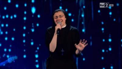 Sor Cristina cantando y bailando en The Voice Italia.