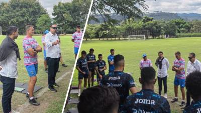 Pedro Atala conversando con los jugadores del Motagua.