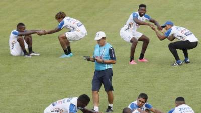 Jorge Luis Pinto tiene un dilema que resolver con la baja de Johnny Palacios. Foto Delmer Martínez