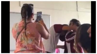 La pelea de los dos estudiantes quedó registrada en u video que se ha vuelto viral.