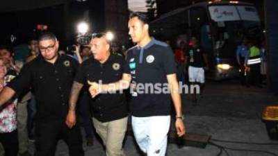 El portero de Costa Rica y del Real Madrid, Keylor Navas, acompañado de la seguridad privada durante su visita en Honduras.