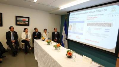 Autoridades y el presidente Juan Orlando Hernández en el lanzamiento.