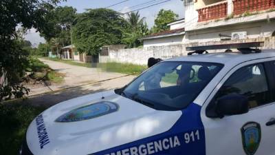La Policía Nacional acordona la zona donde fueron acribillados dos hombres en la colonia Sinaí.