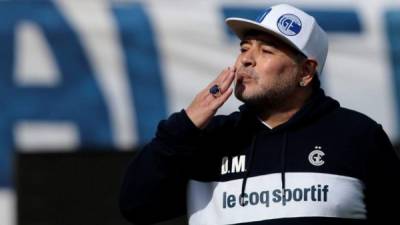 Diego Maradona seguirá como entrenador de Gimnasia.
