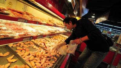 Un supermercado en Beijing. China impuso aranceles a productos de EE.UU., entre ellos la carne de cerdo y las frutas. / AFP