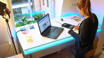 Estar de pie durante periodos largos ya se asocia con un mayor riesgo de problemas a corto plazo, como calambres en las piernas y dolor de espalda.