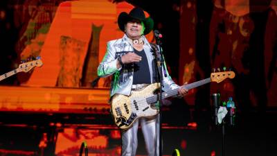 José Guadalupe Esparza Jiménez, mejor conocido como Lupe Esparza, es el vocalista principal de la banda.