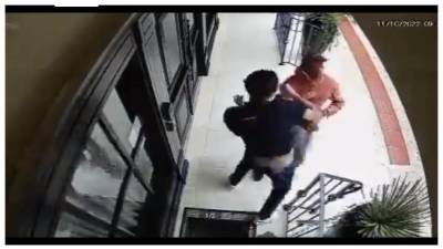 El joven aprovechó un descuido del ladrón para darle un derechazo.