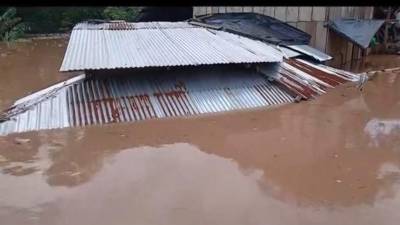 De acuerdo con un informe preliminar, las inundaciones han golpeado con fuerza la infraestructura y ya se reportan unas 18 viviendas dañadas severamente tras ser inundadas por la crecida del río Patuca.