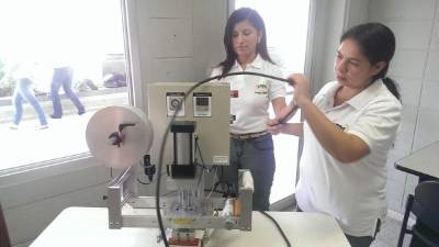 Estudiantes de ingeniería de la UTH mostrando su experimento de seguridad.