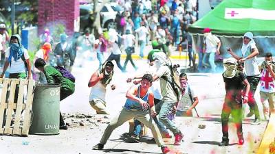 Al no tener un motivo claro para establecer la protesta, los revoltosos agreden a quien pase enfrente, sin importarles la integridad física de las personas.