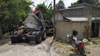 El pesado vehículo se detuvo junto al muro de una casa cercana a la carretera.