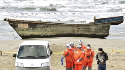 Miembros de la Marina japonesa hallaron 8 cadáveres en una precaria embarcación norcoreana que llegó a sus costas este martes.