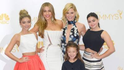 Sarah Hyland (i) junto a sus compañeras de reparto en Modern Family, Sofía Vergara, Julie Bowen, Ariel Winter y Aubrey Frances Anderson-Emmons.