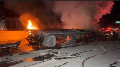 Escena del accidente vial en el que una rastra cargada de cemento impactó en las casetas de peaje ubicadas en Santa Cruz de Yojoa.