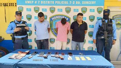 Los tres hombres fueron detenidos por agentes policiales en la calle principal de la colonia Sandoval Sorto.