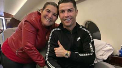 Cristiano Ronaldo viajó de emergencia para estar al lado de su madre.