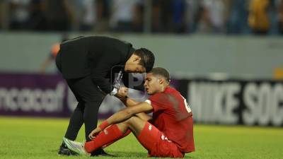 El entrenador Luis Alvarado fue a consolar a jugador de la Sub-20 de Panamá que lució destrozado tras la derrota.