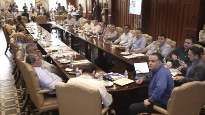 El alcalde Armando Calidonio, corporativos y su equipo financiero se reunieron con los diputados de Cortés para despejar dudas sobre el decreto de ordenamiento de las finanzas municipales.