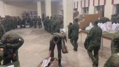 El Centro Ucraniano de Comunicación Estratégica y Seguridad de la Información divulgó imágenes que muestran presuntamente a militares norcoreanos recibiendo armas y uniformes en Rusia.