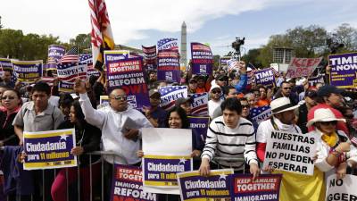 Cientos de migrantes exigen a Biden cumplir su promesa de campaña y aprobar una reforma migratoria para legalizar a millones.